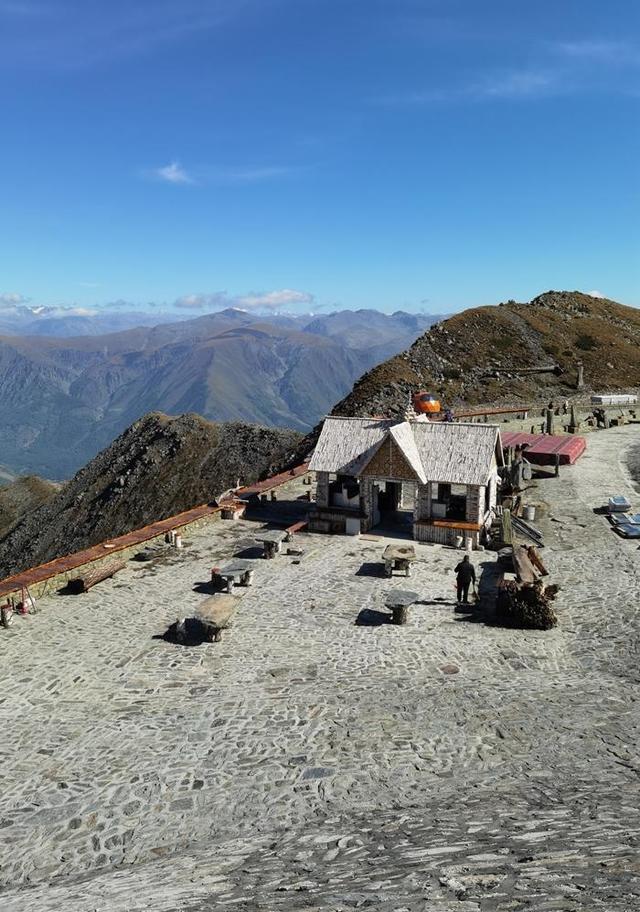 登上新疆云霄峰，一览四国景！