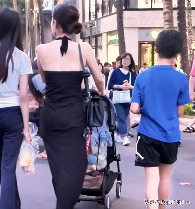李念带3个孩子逛集市，小腹鼓起被疑怀四胎，13岁大女儿又瘦又高