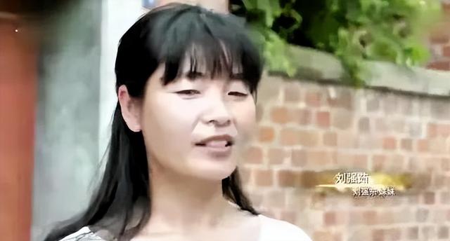 刘强东回老家，凌晨1点喝到脸通红，穿拖鞋做鬼脸，乡亲帮洗房子