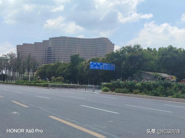 信华建国酒店和新城吾悦广场，如同商丘市中心城区的两颗璀璨明星