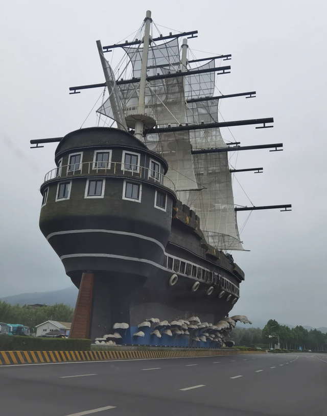 巨船霸路！56米“黑珍珠号”惊现大连街头，谁干的？