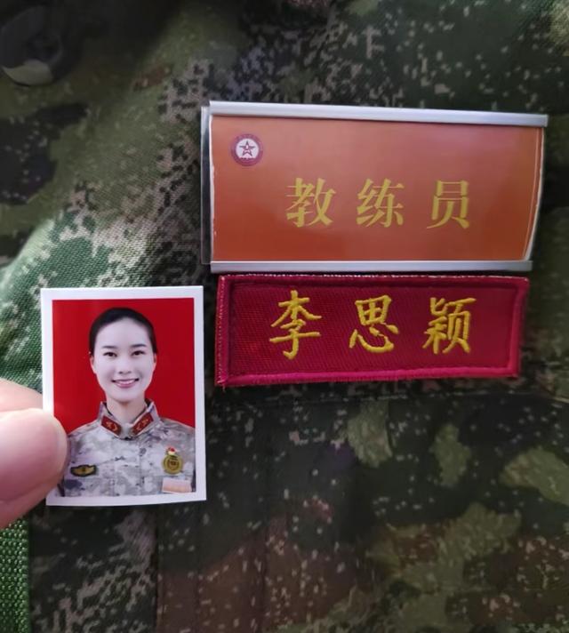 女民兵李思颖阅兵回家仅半天,母亲官宣其新身份,太牛了,全网恭喜