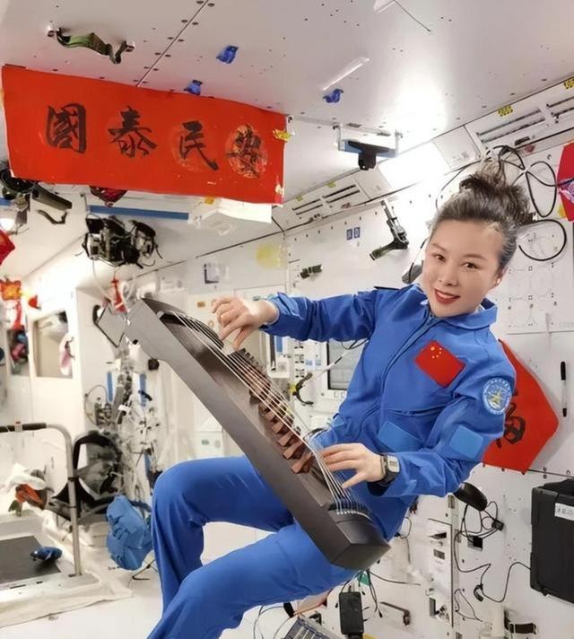 返回舱降落有多难受？王亚平刚出舱就被抬走，宇航员的牺牲太多了