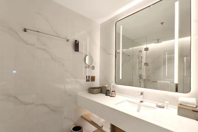 厦门这家新开业的万怡，泳池堪比W！就在五缘湾对面，海景绝了