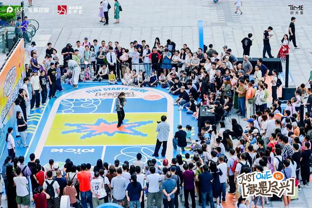 浦东嘉年华丨“星星人”甜蜜空降，“折上折”购物狂欢……快来解锁陆家嘴假期消费新玩法