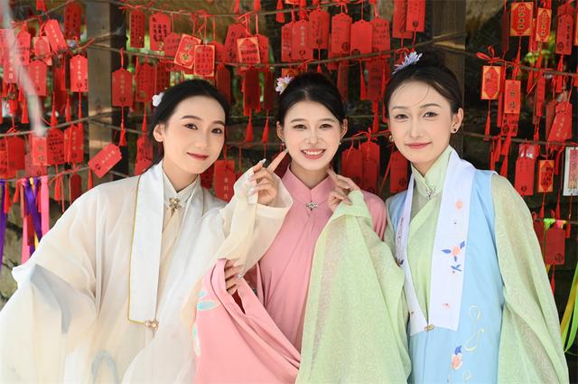 贵州云峰屯堡“村T”大秀上演 民族时尚跃动六百年古巷