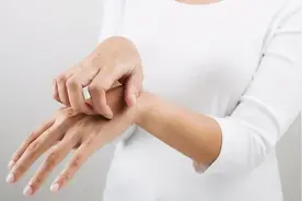 脱衣服时腿上都有很多皮屑脱落？医生提醒：这种维生素该补了图片