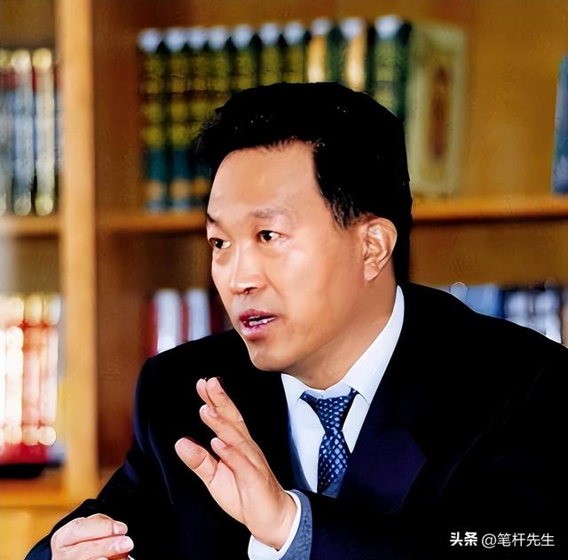 出门有多名女秘书陪伴，非法敛财100亿，昔日首富还是付出了代价