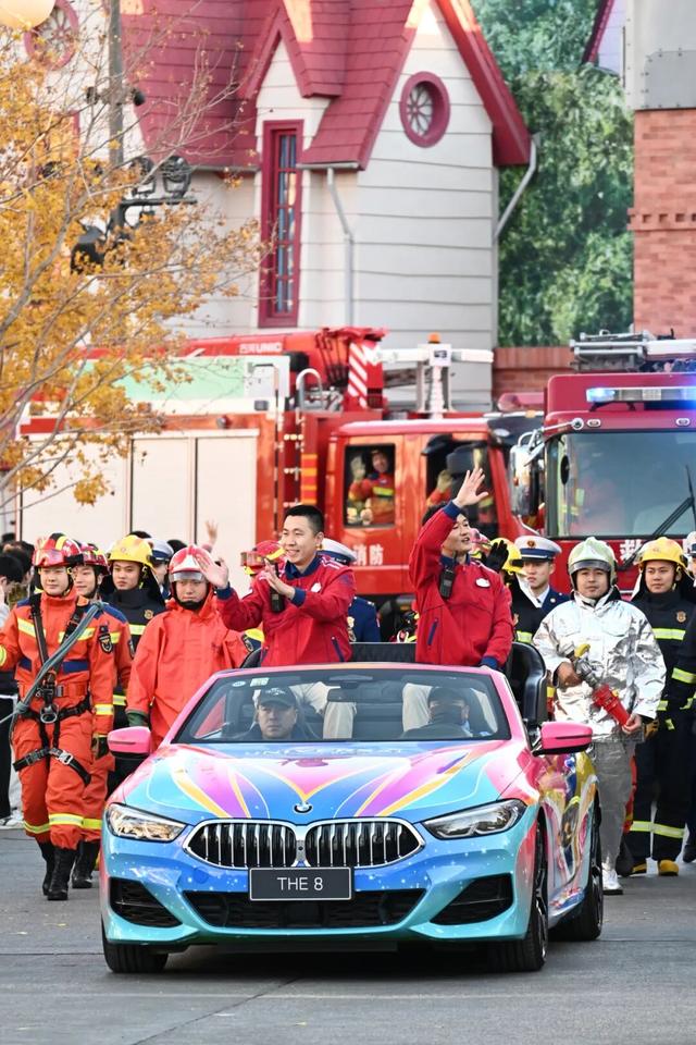 【我们的环球嘉年华】当花车巡游遇上逆行英雄！北京环球度假区上演最“燃”消防宣传