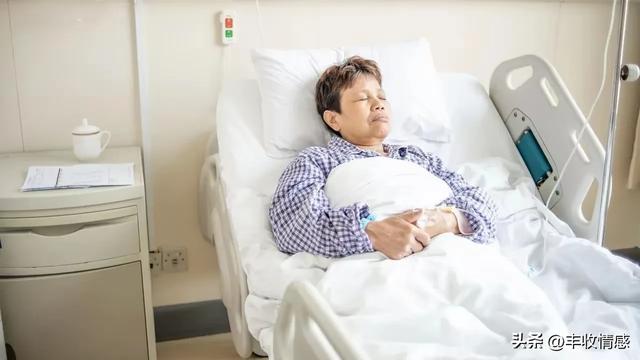 一位62岁奶奶，整天都是躺着过日子。干一阵家务，立马就要躺躺