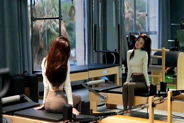 陈！瑶穿瑜伽裤健身：好身材哪是“天生”？这状态藏着多少自律