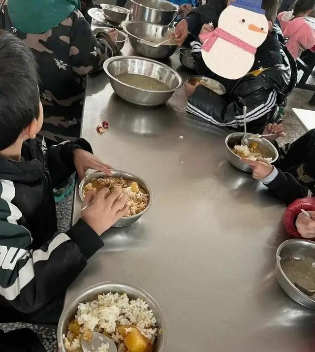 北京下了硬命令	，2027年底前，所有中小学必须告别“校外供餐”