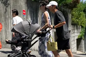 宋仲基一家四口遛弯，妻子打扮一下赛过明星，儿子皮肤白净好壮实图片