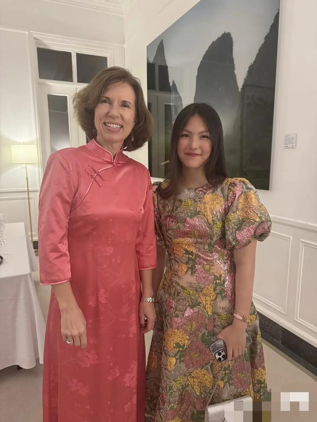 王诗龄半夜穿旗袍亮相自家北京小院，披头散发，中式恐怖氛围拉满