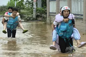 直击平江救援一线！消防员洪水中托举7个月大宝宝图片