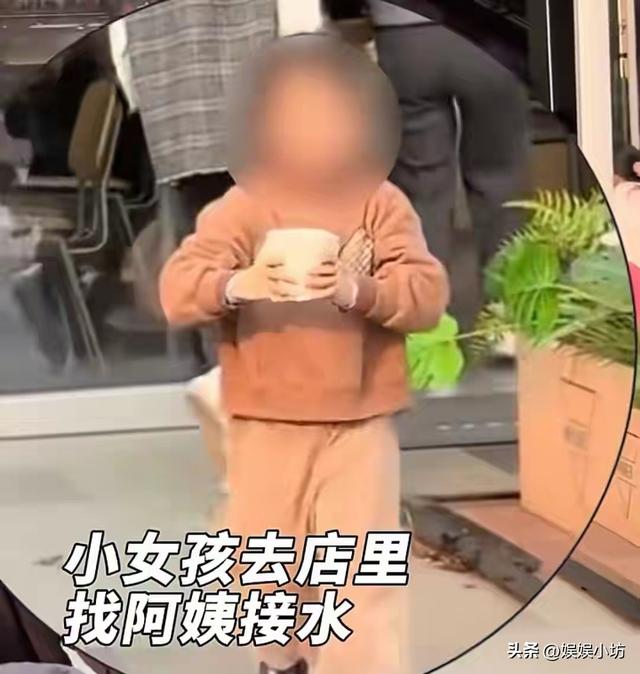 小女孩打翻水杯后续：警方介入，涉事母女道歉，女孩状态让人担忧