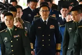 我国的国防部长，军装上为何没有军衔？ 为何更像海军军装？图片