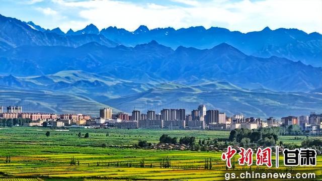 甘肃民乐：高原小城与祁连山同框 共绘灵动西北画卷