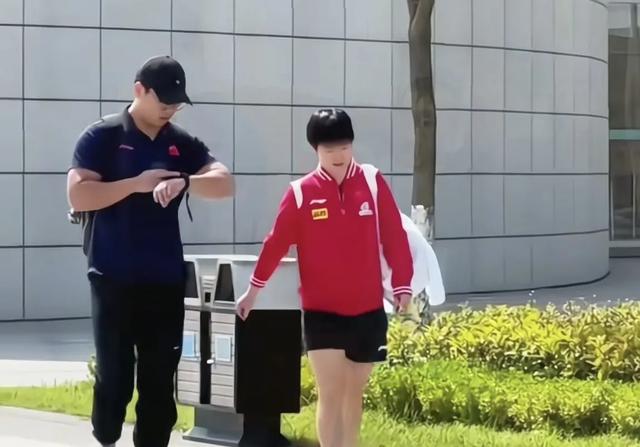 横滨冠军赛 孙颖莎身边终于有他陪伴了！没想到他对莎莎这么重要