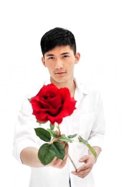 男人喜欢你，藏不住的7个“心动暗号”