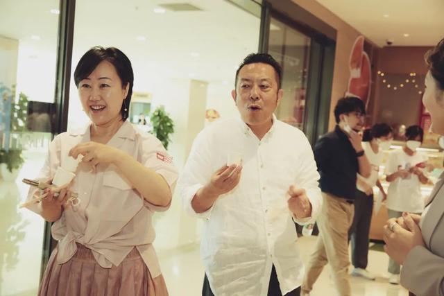 不到48小时！人民日报两次点名贾国龙，强硬的他，终究还是服软了