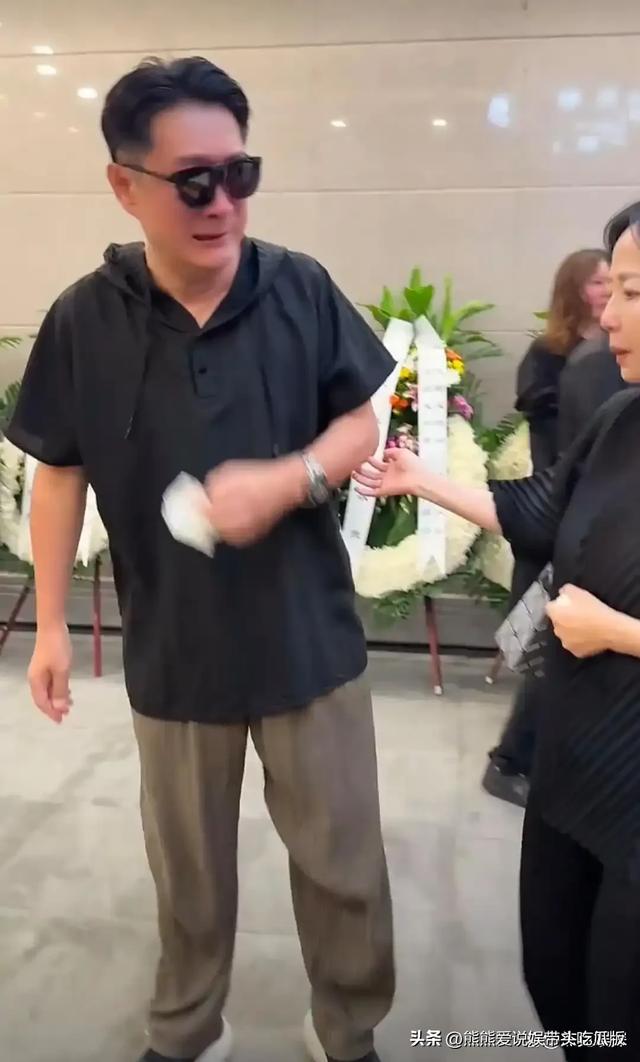 黄安到北京参加千百惠葬礼，向遗体祭拜献花，情绪崩溃在现场痛哭