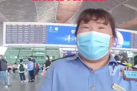 长发小伙过安检被误认成女生 女安检员巧妙化解尴尬“老周你能不能看看脸”图片