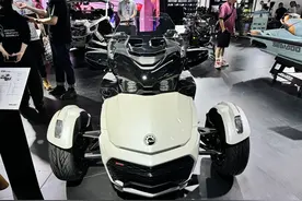 新车 | 售31.98万元，庞巴迪Spyder F3风尚版古典白配色亮相北京摩展图片