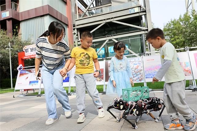 首钢冬奥广场亲子嘉年华启幕 以多元融合激活双奥文化服务民生