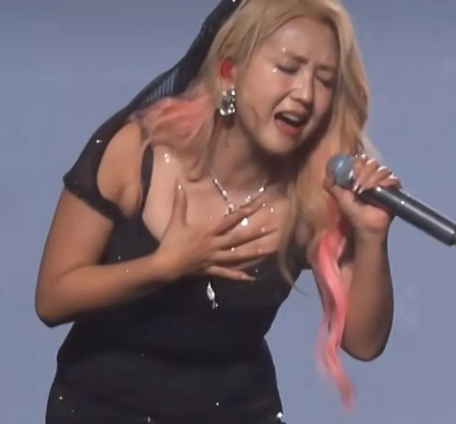 39岁何洁演唱会状态曝光，肚子三层肉腋下勒出副乳	，养4娃显疲惫