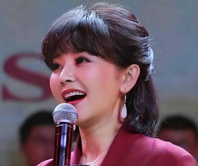 主持人方琼：与大8岁领导闪婚，婚后分居多年，如今儿子成了骄傲