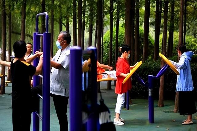 早上坚持锻炼，能长寿？医生：3个“害人”的运动，很多人还在做