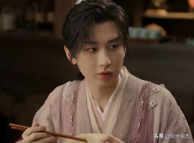 脸僵斗鸡眼，绿豆眼，长相磕碜却演“绝世美男”，到底谁给的自信