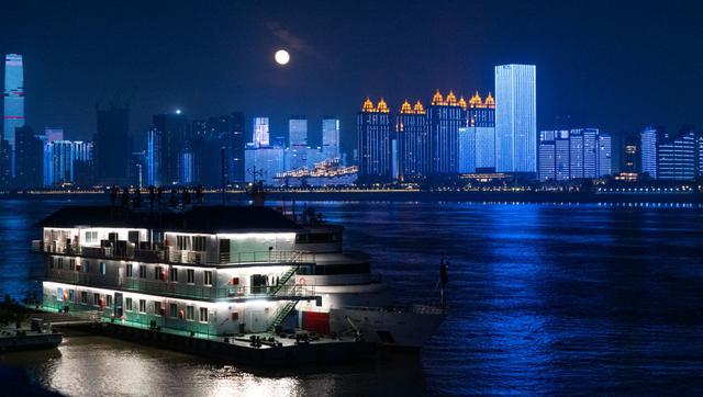 美丽中国｜日出日落画江城 杳杳长空敛云烟