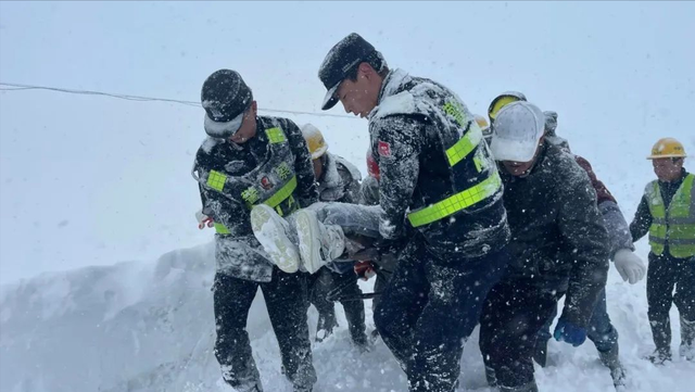 两名驴友被困鳌太线，一人奋力自救一人原地等待救援，结局如何？