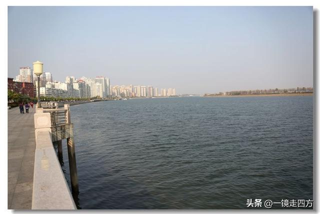 漫步丹东鸭绿江畔，可以隔江望见对岸的朝鲜