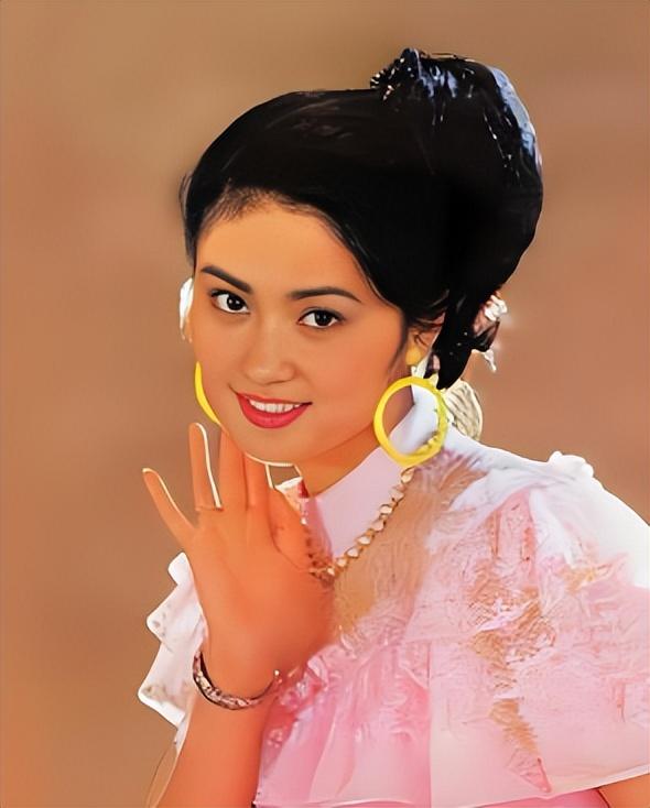 她是天生丽质的美女演员，嫁给军委副主席之子，离婚后成知名画家