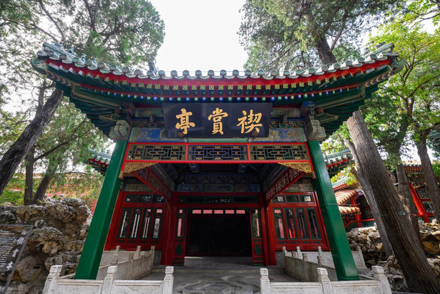 马克龙打卡乾隆花园和锦城湖公园：选这俩地方不止看风景那么简单