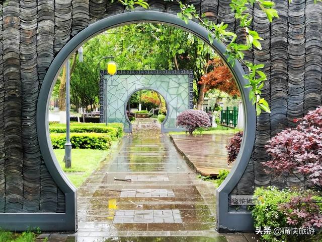 雨中漫步乐山城