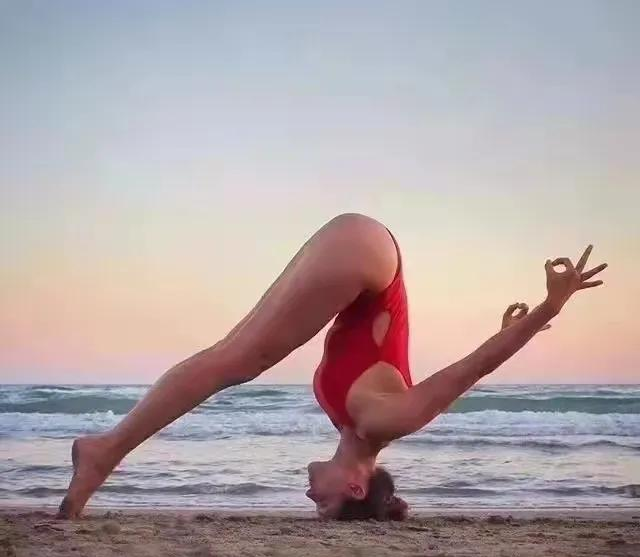 倒立是最高级的保养，每天5分钟	，坚持半年，脸上的皱纹真的淡了