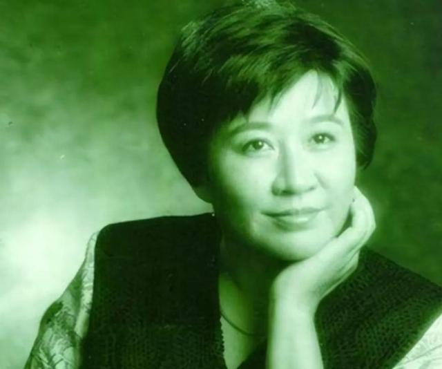她是主席亲生女儿，主席逝世后改名换姓到美国读书，回国昏迷11年