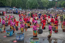 德宏陇川泼水节，众人共享“泼天”快乐图片