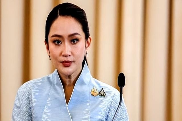 10万人连夜逃难，佩通坦含泪号令泰军，洪森喊停也来不及了