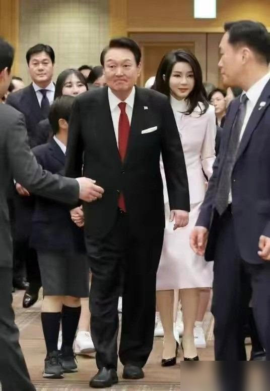 韩第一夫人在日本美够后回家了！2天换6套造型像时装秀，嫩得过分