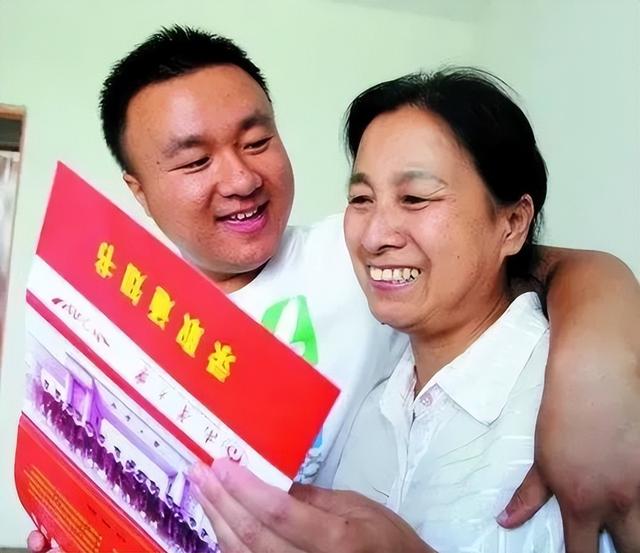 儿子被国防科技大录取，妈妈发朋友圈庆贺，亲戚的回复让人心寒