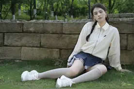 36岁马思纯近照曝光，扎双麻花辫穿超短裙，瘦身成功后越来越少女图片