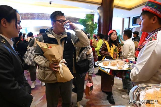 冬日氛围感拉满！跟着香港明星足球队，解锁翠湖海鸥+梧桐黄墙的浪漫剧本