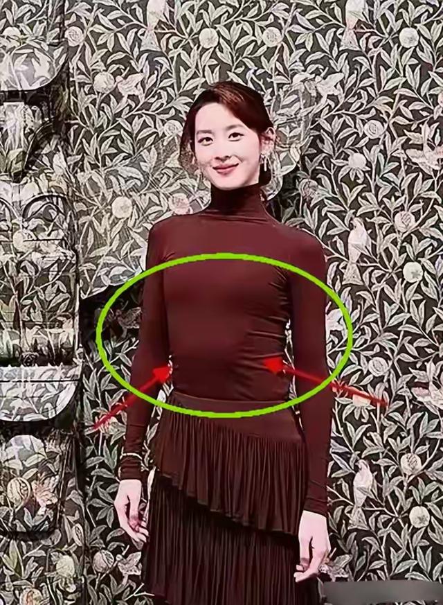32岁章泽天伦敦看展，胃部凸起，衣服满是褶皱，牙齿影响美感