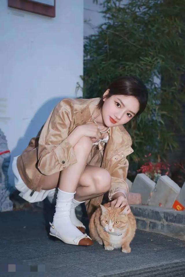 27岁的任敏对自己的肉丝美腿很自信 配上小白袜秒变水灵灵的18少女