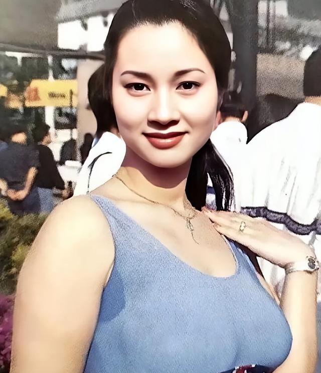 她认干爹，拍风月片，被导演霸王硬上弓，靠山去世后沦为服务员